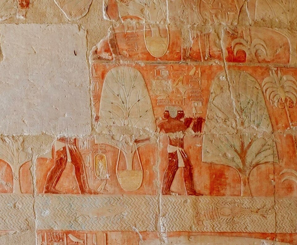 Egyptian crews carrying incense trees aboard ship